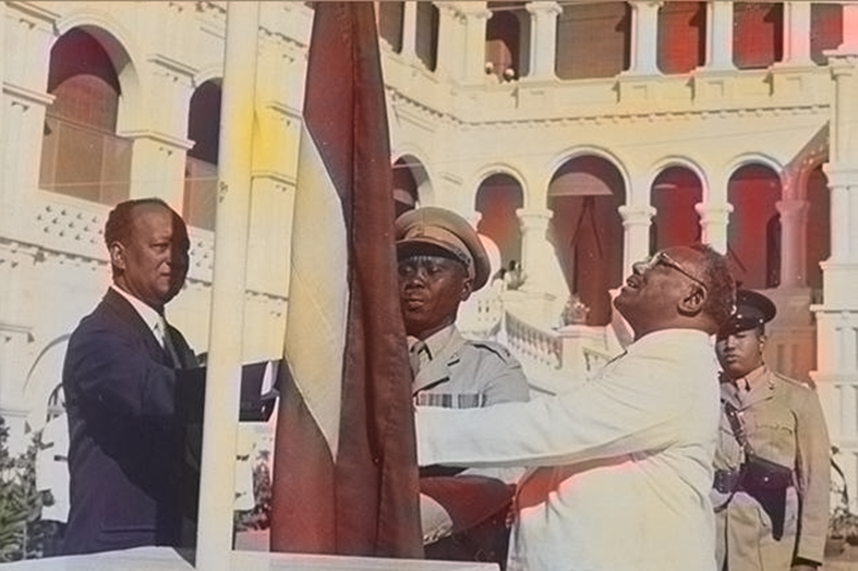 الزعيم اسماعيل الأزهري يرفع علم السودان